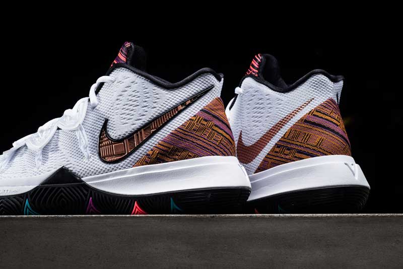 发售,Nike,Kyrie 5,BHM 欧文上脚黑人月 PE 版本!Kyrie 5 还有一双 “反勾” 联名即将发售 发售,Nike,Kyrie 5,BHM 欧文上脚黑人月 PE 版本!Kyrie 5 还有一双 “反勾” 联名即将发售