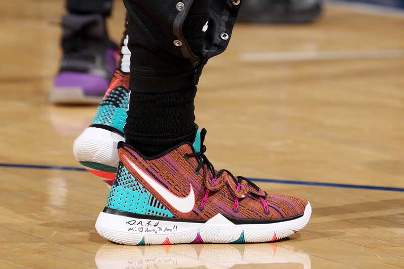 发售,Nike,Kyrie 5,BHM 欧文上脚黑人月 PE 版本!Kyrie 5 还有一双 “反勾” 联名即将发售 发售,Nike,Kyrie 5,BHM 欧文上脚黑人月 PE 版本!Kyrie 5 还有一双 “反勾” 联名即将发售
