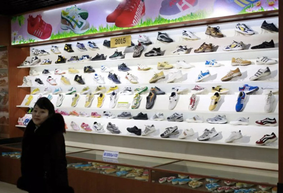 adidas,Nike 除了 Fake 还是 Fake!海外媒体曝光朝鲜山寨球鞋工厂 adidas,Nike 除了 Fake 还是 Fake!海外媒体曝光朝鲜山寨球鞋工厂