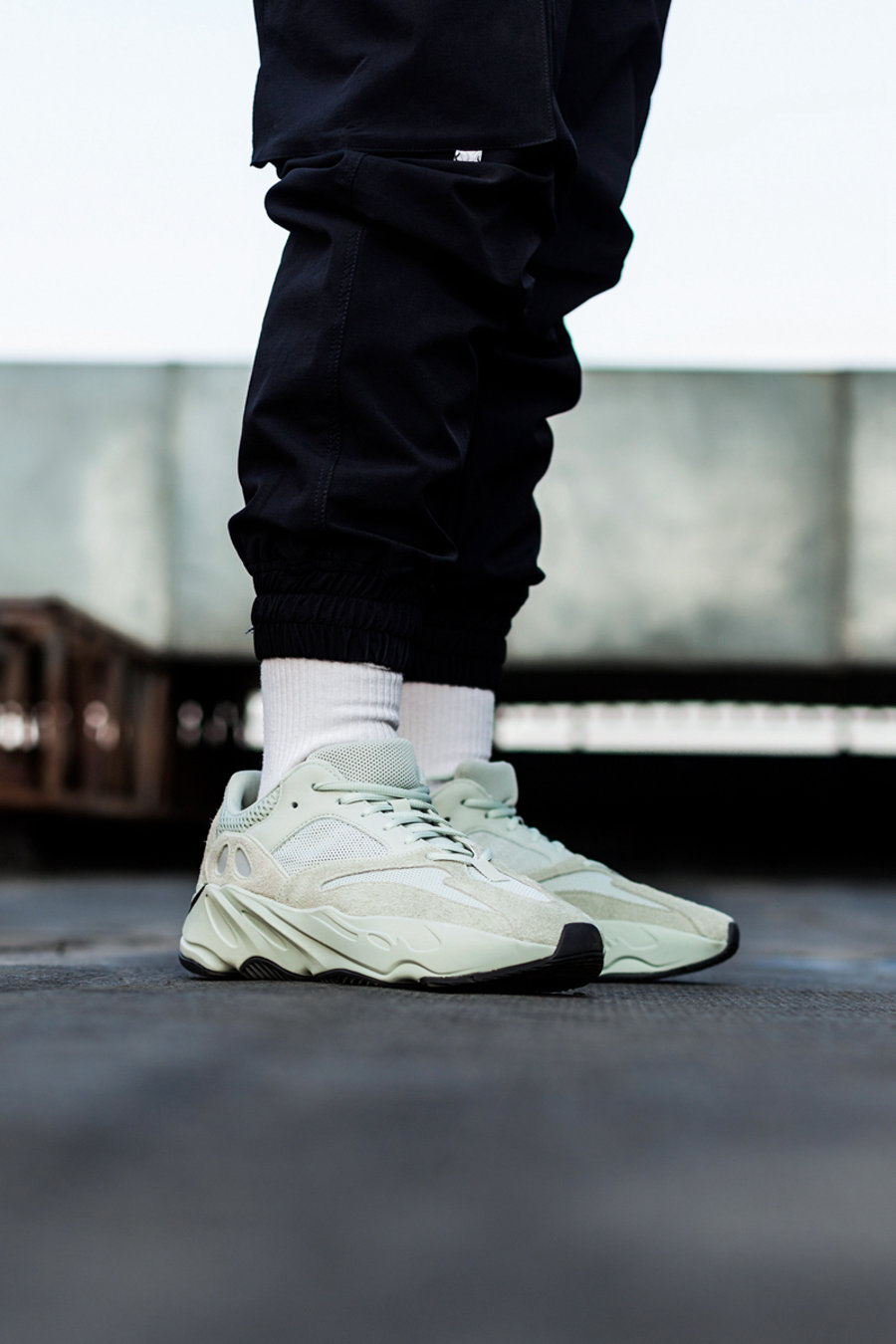 发售,上脚,开箱,adidas,Yeezy 700 货量最小的 Yeezy 700 明天发售!小编上脚来了,春天穿超帅! 发售,上脚,开箱,adidas,Yeezy 700 货量最小的 Yeezy 700 明天发售!小编上脚来了,春天穿超帅!