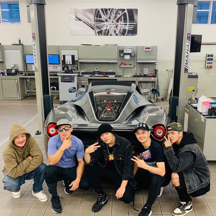 明星,上脚,Travis Scott,Air Jordan 除了闭眼的阿乐和超跑,杰伦的合影中还惊现反勾 AJ1! 明星,上脚,Travis Scott,Air Jordan 除了闭眼的阿乐和超跑,杰伦的合影中还惊现反勾 AJ1!