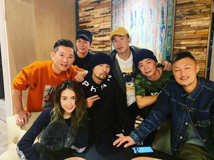 明星,上脚,Travis Scott,Air Jordan 除了闭眼的阿乐和超跑,杰伦的合影中还惊现反勾 AJ1! 明星,上脚,Travis Scott,Air Jordan 除了闭眼的阿乐和超跑,杰伦的合影中还惊现反勾 AJ1!