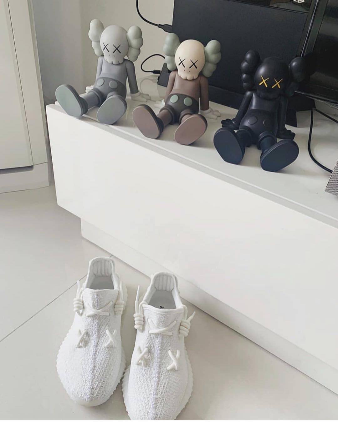 Yeezy 350 V2,KAWS Yeezy 最近爆火的 KAWS 鞋带怎么系?今天教你两分钟搞定! Yeezy 350 V2,KAWS Yeezy 最近爆火的 KAWS 鞋带怎么系?今天教你两分钟搞定!