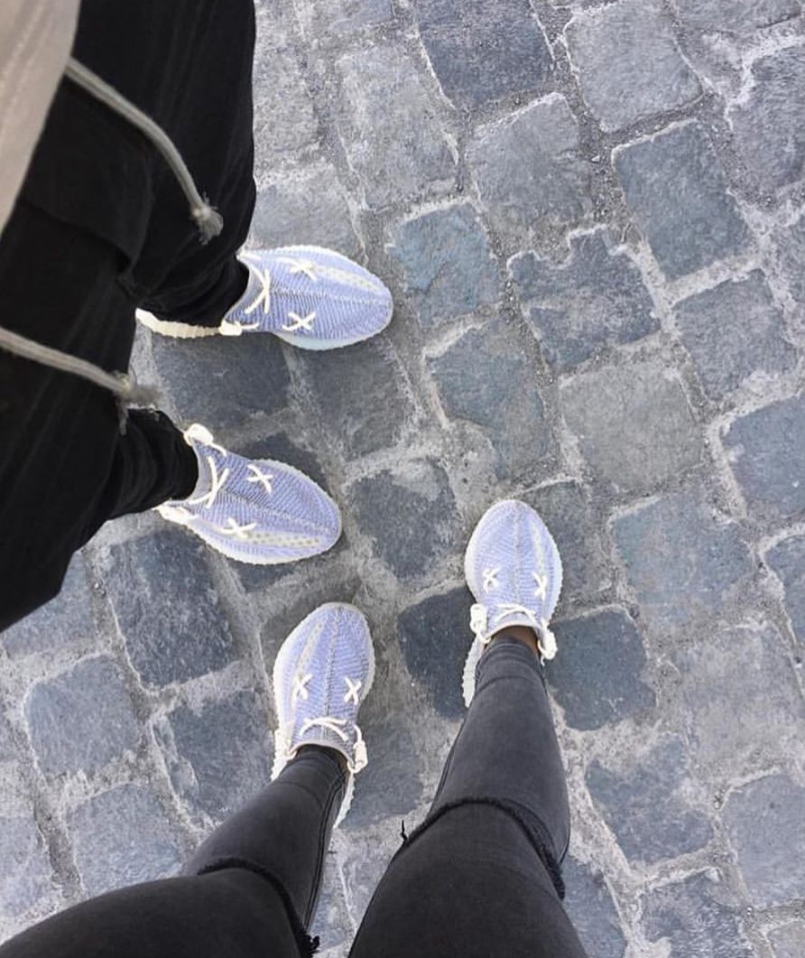 Yeezy 350 V2,KAWS Yeezy 最近爆火的 KAWS 鞋带怎么系?今天教你两分钟搞定! Yeezy 350 V2,KAWS Yeezy 最近爆火的 KAWS 鞋带怎么系?今天教你两分钟搞定!
