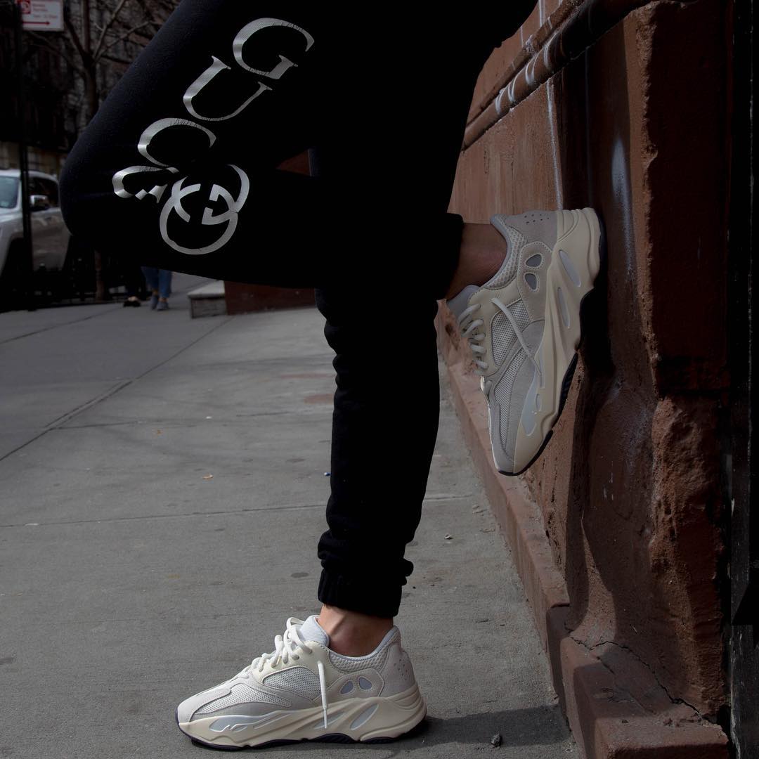 Yeezy,yeezy 700,analog,发售 比小白鞋更讨喜!最新配色 Yeezy 700 “Analog” 上脚来了! Yeezy,yeezy 700,analog,发售 比小白鞋更讨喜!最新配色 Yeezy 700 “Analog” 上脚来了!
