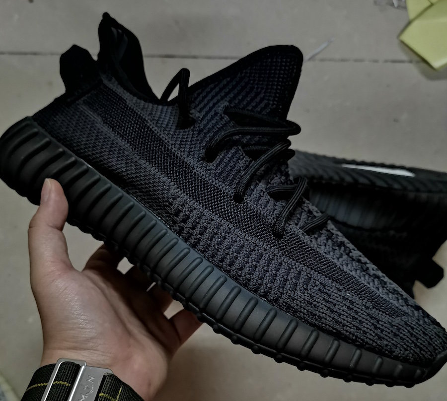 adidas,Yeezy Boost 350 V2,FU90 「恶魔」还是「堕天使」?纯黑侧透 Yeezy 350 V2 更多细节曝光 adidas,Yeezy Boost 350 V2,FU90 「恶魔」还是「堕天使」?纯黑侧透 Yeezy 350 V2 更多细节曝光