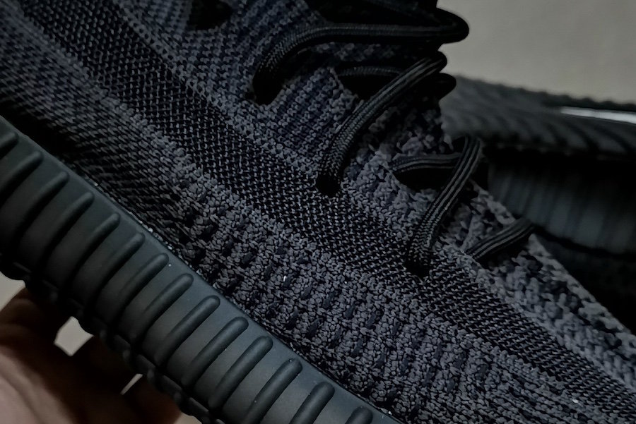 adidas,Yeezy Boost 350 V2,FU90 「恶魔」还是「堕天使」?纯黑侧透 Yeezy 350 V2 更多细节曝光 adidas,Yeezy Boost 350 V2,FU90 「恶魔」还是「堕天使」?纯黑侧透 Yeezy 350 V2 更多细节曝光