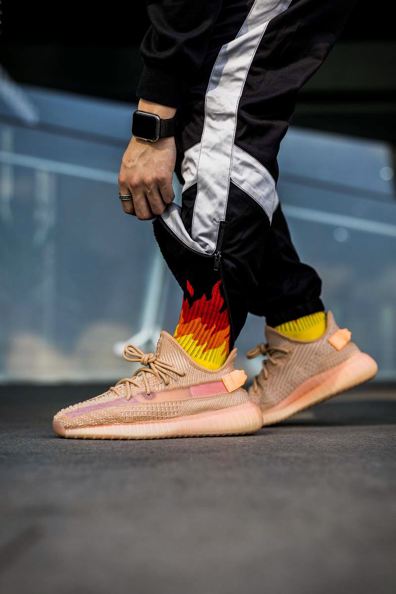 Yeezy,Kanye West 同样靠卖鞋致富,侃爷今年的「卖鞋收入」要超过乔丹了! Yeezy,Kanye West 同样靠卖鞋致富,侃爷今年的「卖鞋收入」要超过乔丹了!