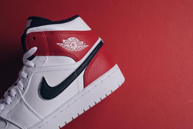 Air Jordan 1 Mid,554724-116,AJ 又一款芝加哥配色!全新 Air Jordan 1 Mid 登场 Air Jordan 1 Mid,554724-116,AJ 又一款芝加哥配色!全新 Air Jordan 1 Mid 登场