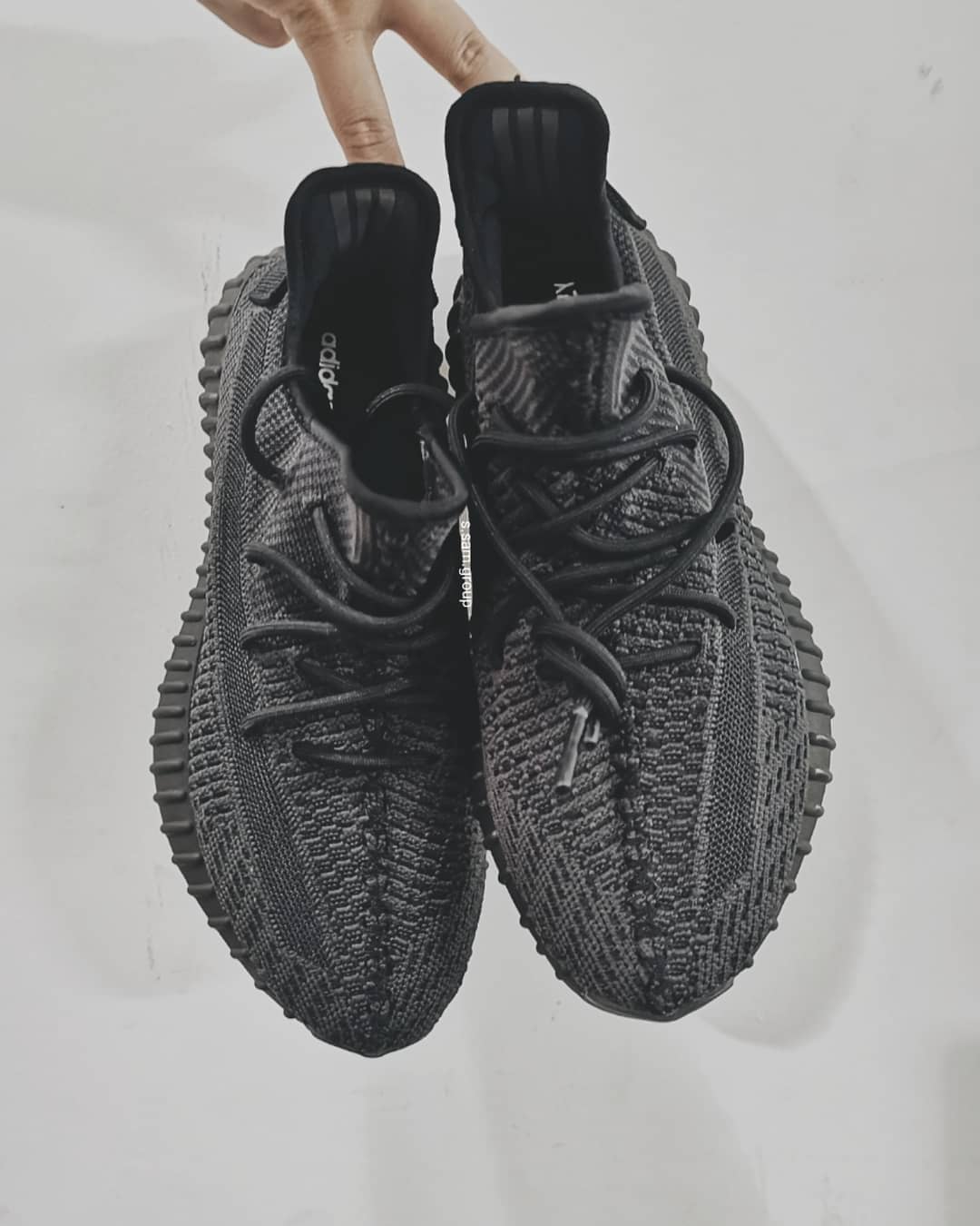 adidas,Yeezy 350 V2,发售,FU9161 纯黑侧透 Yeezy 350 V2 再曝新图!必买的人有多少? adidas,Yeezy 350 V2,发售,FU9161 纯黑侧透 Yeezy 350 V2 再曝新图!必买的人有多少?