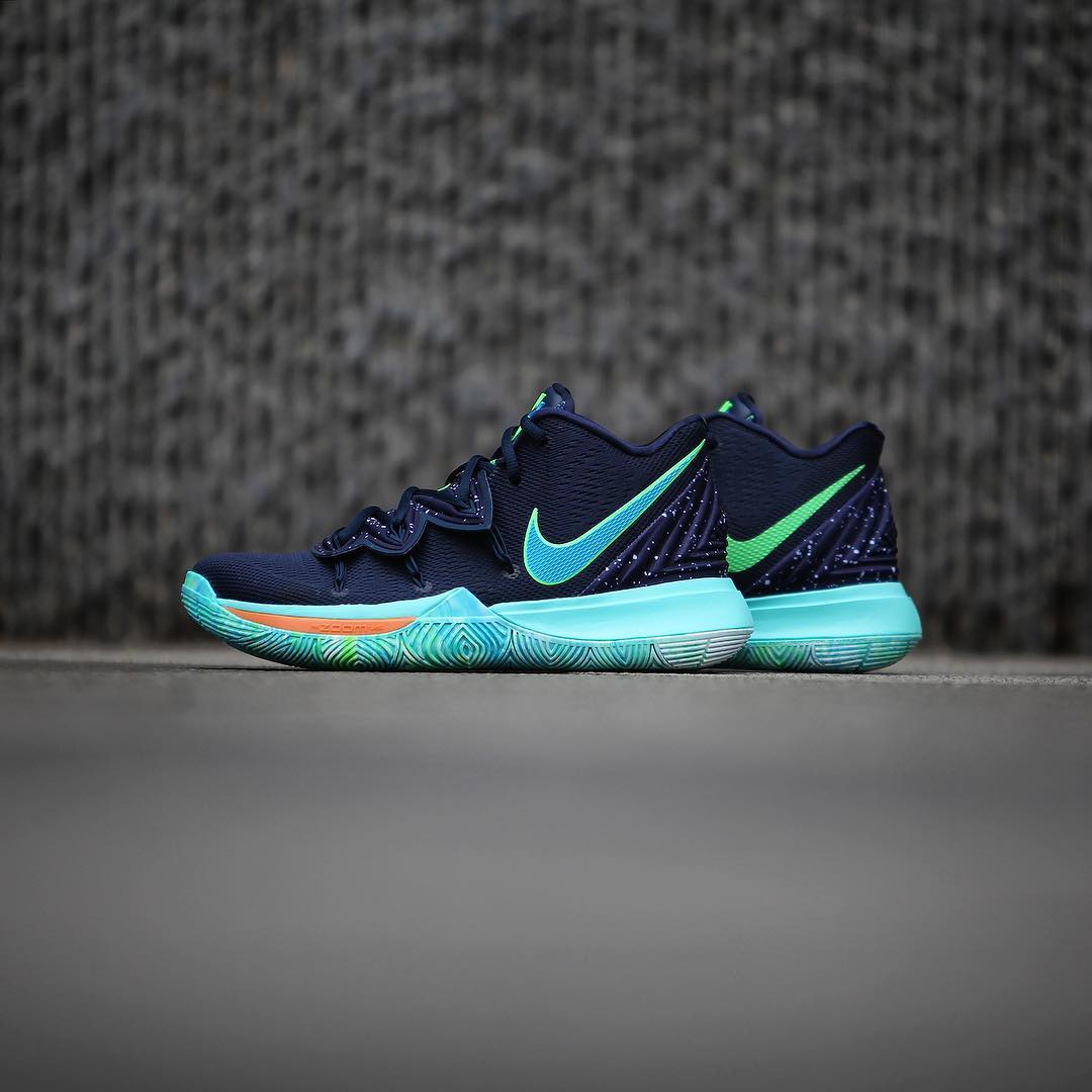 Kyrie 5,Nike,发售,AO2918-400 泼墨鞋面 + 多彩扎染外底!全新配色 Kyrie 5 “UFO” 即将发售! Kyrie 5,Nike,发售,AO2918-400 泼墨鞋面 + 多彩扎染外底!全新配色 Kyrie 5 “UFO” 即将发售!