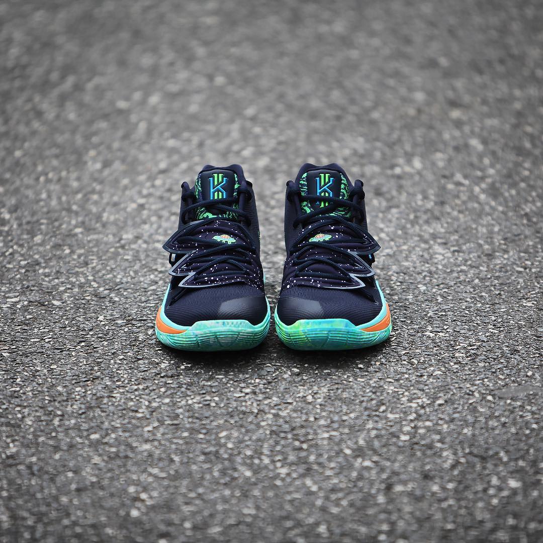 Kyrie 5,Nike,发售,AO2918-400 泼墨鞋面 + 多彩扎染外底!全新配色 Kyrie 5 “UFO” 即将发售! Kyrie 5,Nike,发售,AO2918-400 泼墨鞋面 + 多彩扎染外底!全新配色 Kyrie 5 “UFO” 即将发售!