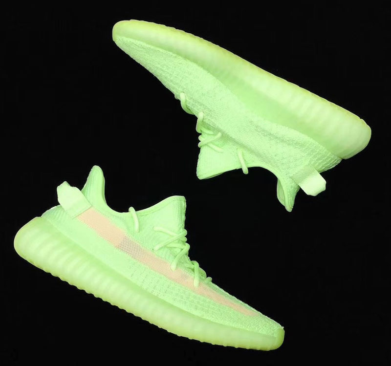 adidas,Yeezy Boost 350 V2,Yeez 即将发售的「夜光 Yeezy 350 V2」发光效果实拍!太太太酷炫了! adidas,Yeezy Boost 350 V2,Yeez 即将发售的「夜光 Yeezy 350 V2」发光效果实拍!太太太酷炫了!