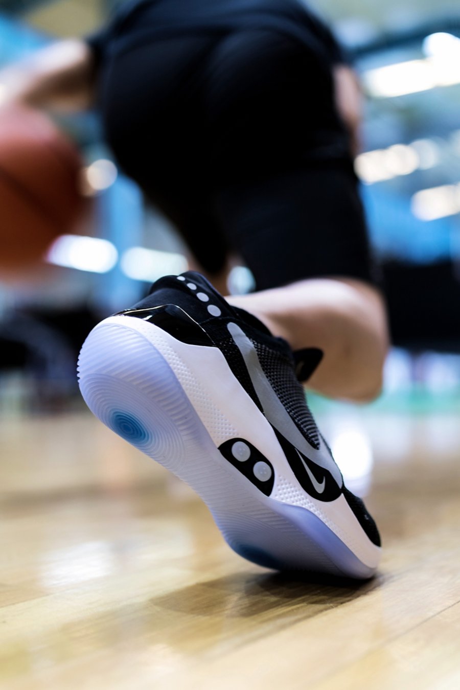 Nike,Adapt BB,自动系带 送你一双三千块的「最强智能球鞋」!怎么玩看这一篇就够了! Nike,Adapt BB,自动系带 送你一双三千块的「最强智能球鞋」!怎么玩看这一篇就够了!