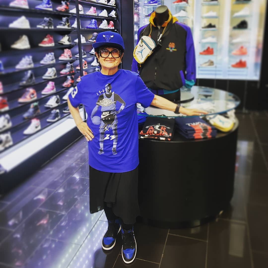 上脚,Supreme,Nike,Air Jordan 除了穿反钩的苏大强,这些「球鞋老人」狠起来真可怕! 上脚,Supreme,Nike,Air Jordan 除了穿反钩的苏大强,这些「球鞋老人」狠起来真可怕!