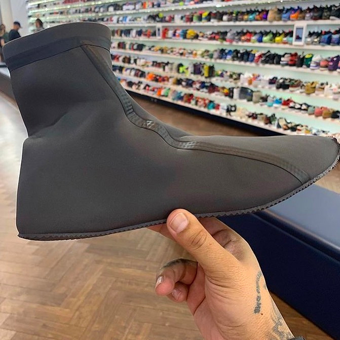 Yeezy Scuba,Yeezy 侃爷的「怪异新鞋」上脚效果到底如何?这鞋能 “真香”?? Yeezy Scuba,Yeezy 侃爷的「怪异新鞋」上脚效果到底如何?这鞋能 “真香”??