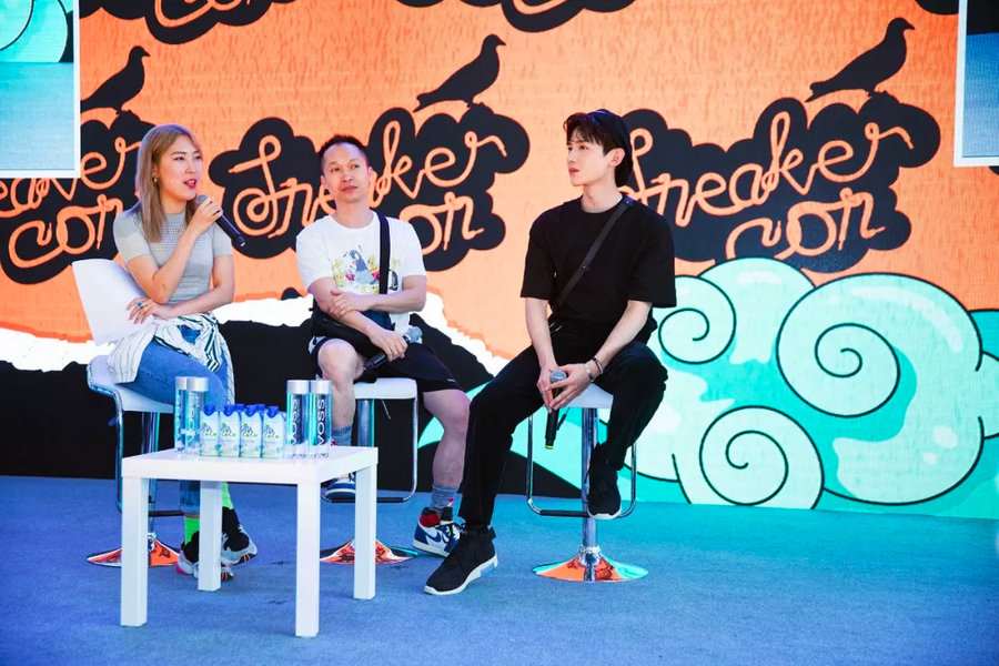 白敬亭,Nike,明星 白敬亭参加鞋展疯狂换鞋!还买了一双 Air Mag! 白敬亭,Nike,明星 白敬亭参加鞋展疯狂换鞋!还买了一双 Air Mag!