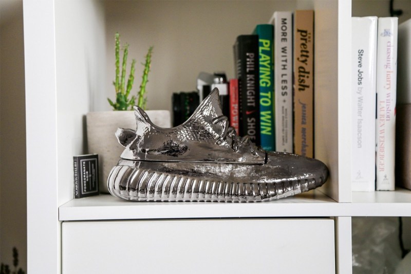 Yeezy 350 v2,发售,ceeze 拆开鞋身当「烛台」?这双 Yeezy 350 V2 有点不一样... Yeezy 350 v2,发售,ceeze 拆开鞋身当「烛台」?这双 Yeezy 350 V2 有点不一样...