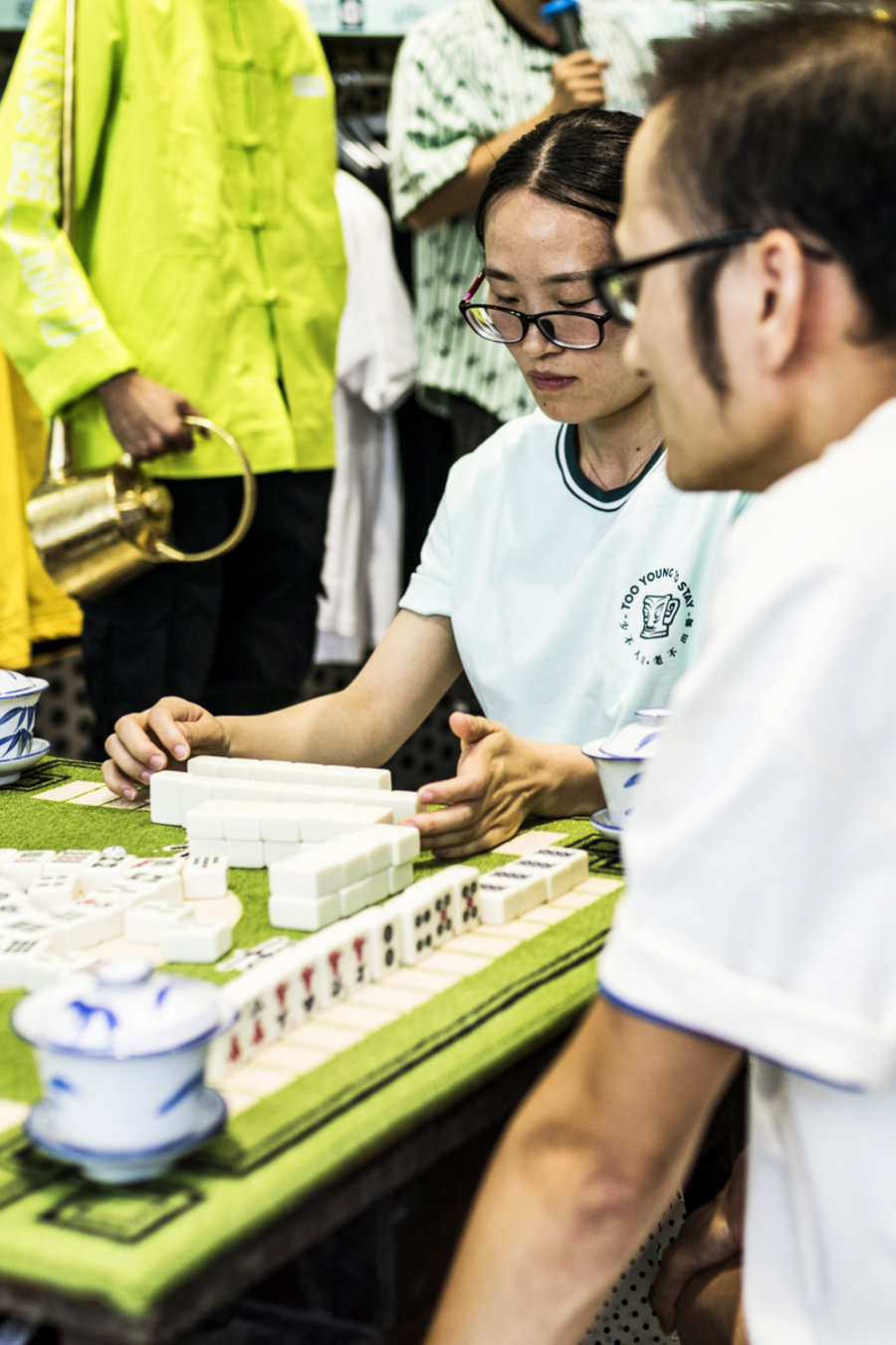 李宁,BADFIVE,少不入川,发售 发售现场打起了麻将!想要一件「少不入川」真的有难度! 李宁,BADFIVE,少不入川,发售 发售现场打起了麻将!想要一件「少不入川」真的有难度!