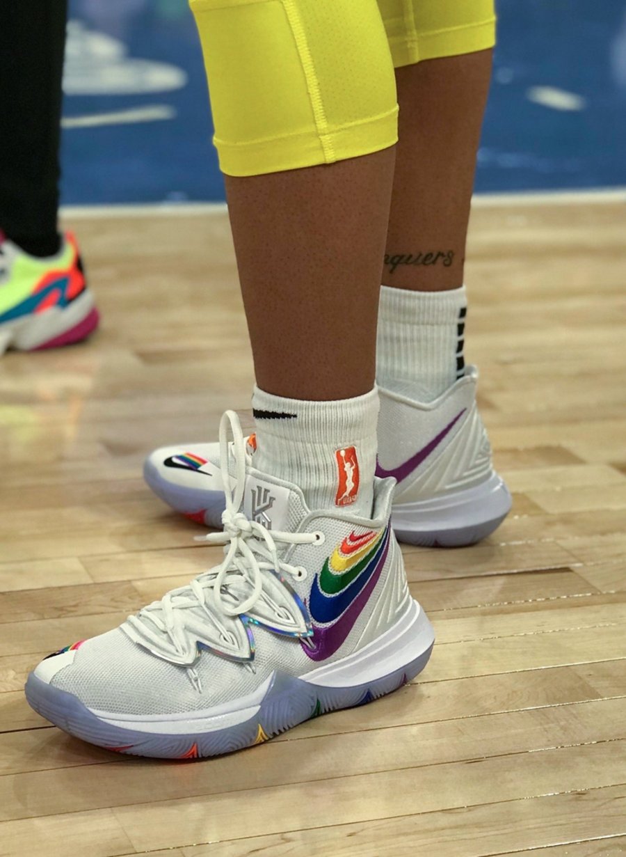 Nike,LeBron 16,BETRUE 与众不同!詹姆斯彩虹配色 LeBron 16 “BETRUE” 曝光! Nike,LeBron 16,BETRUE 与众不同!詹姆斯彩虹配色 LeBron 16 “BETRUE” 曝光!