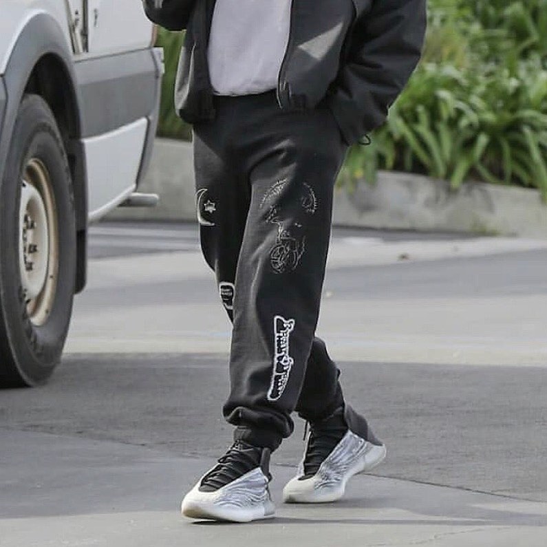 Yeezy,Kanye Yeezy 官方晒照全新篮球鞋!最抢眼战靴真的要来了?! Yeezy,Kanye Yeezy 官方晒照全新篮球鞋!最抢眼战靴真的要来了?!