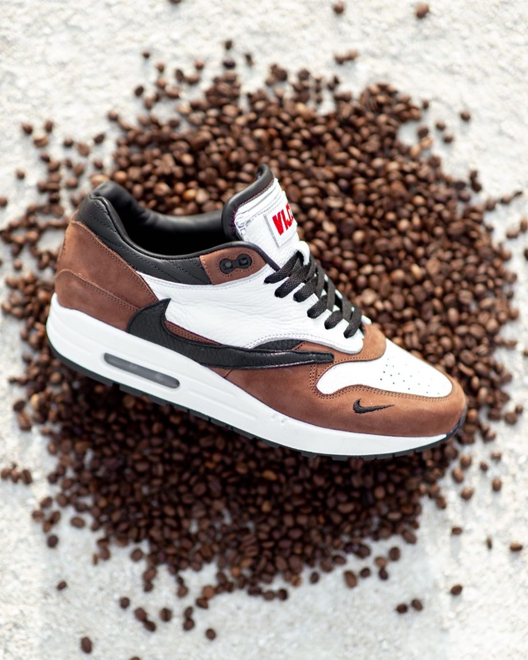 Nike,Air Max 1,Travis Scott,VI 不一样的「反钩 Air Max 1」来了!鞋舌口袋别具匠心! Nike,Air Max 1,Travis Scott,VI 不一样的「反钩 Air Max 1」来了!鞋舌口袋别具匠心!
