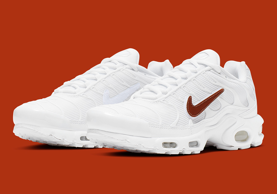 Nike,Air Max Plus,CJ9696-100,发 复古跑鞋也能换勾了!这双纯白 Air Max Plus 你得特别留意! Nike,Air Max Plus,CJ9696-100,发 复古跑鞋也能换勾了!这双纯白 Air Max Plus 你得特别留意!