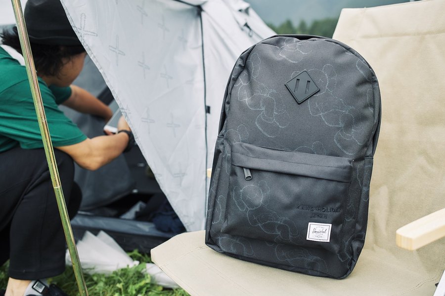 Herschel Supply 短短十年风靡全球!KAWS 、可口可乐等众多大牌都抢着和它联名! Herschel Supply 短短十年风靡全球!KAWS 、可口可乐等众多大牌都抢着和它联名!