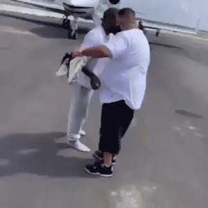 Yeezy 700 V3,Yeezy 侃爷脱下原味 Yeezy 700 V3 送给 DJ Khaled,后者欣然接受! Yeezy 700 V3,Yeezy 侃爷脱下原味 Yeezy 700 V3 送给 DJ Khaled,后者欣然接受!