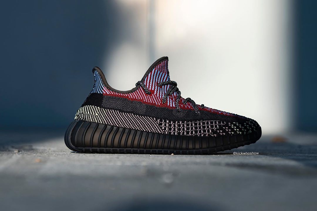 adidas,Yeezy 350 V2,Yeezy Boos 自带满天星效果!黑红拼接 Yeezy 350 V2 实物上脚首次曝光 adidas,Yeezy 350 V2,Yeezy Boos 自带满天星效果!黑红拼接 Yeezy 350 V2 实物上脚首次曝光