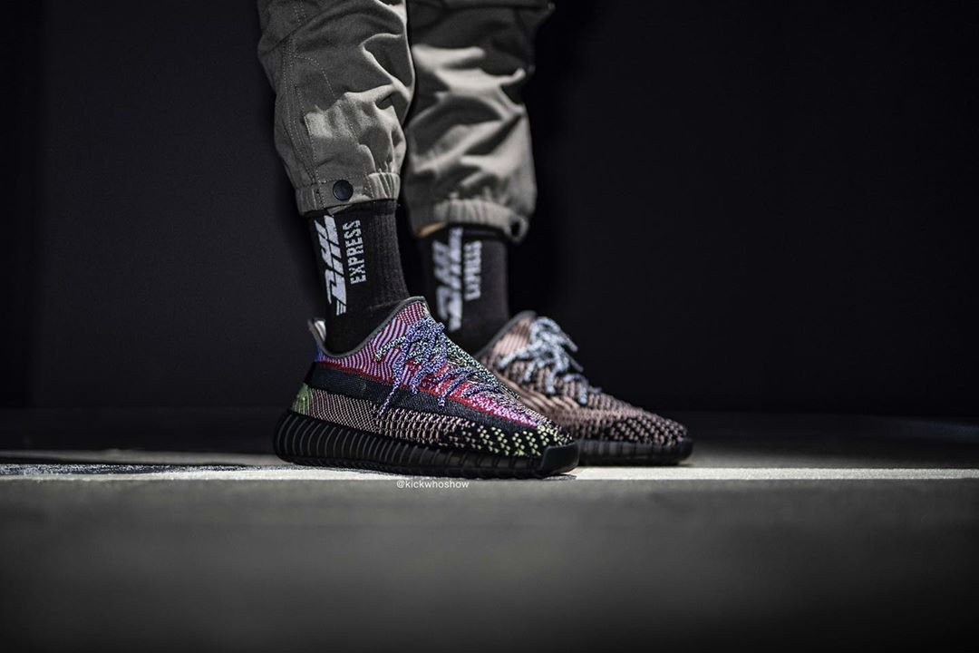 adidas,Yeezy 350 V2,Yeezy Boos 自带满天星效果!黑红拼接 Yeezy 350 V2 实物上脚首次曝光 adidas,Yeezy 350 V2,Yeezy Boos 自带满天星效果!黑红拼接 Yeezy 350 V2 实物上脚首次曝光