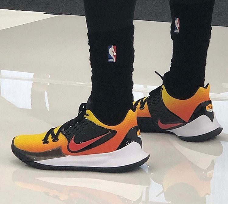 在前,两天,的,NBA,官方,媒体,日中,布鲁,克林, 欧文媒体日上脚!日出配色 Kyrie Low 2 将于 11 月发售 在前,两天,的,NBA,官方,媒体,日中,布鲁,克林, 欧文媒体日上脚!日出配色 Kyrie Low 2 将于 11 月发售