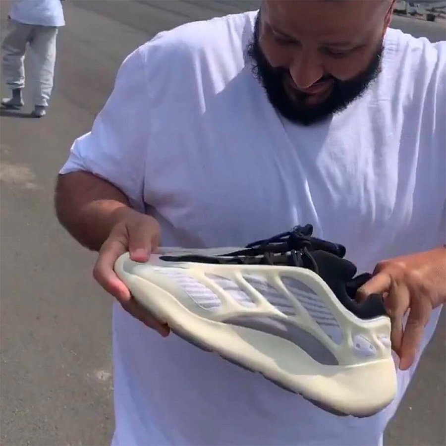 Yeezy,Yeezy 700 V3,Yeezy 500 H 侃爷又穿上了两双新 Yeezy!只是穿搭有点辣眼睛... Yeezy,Yeezy 700 V3,Yeezy 500 H 侃爷又穿上了两双新 Yeezy!只是穿搭有点辣眼睛...