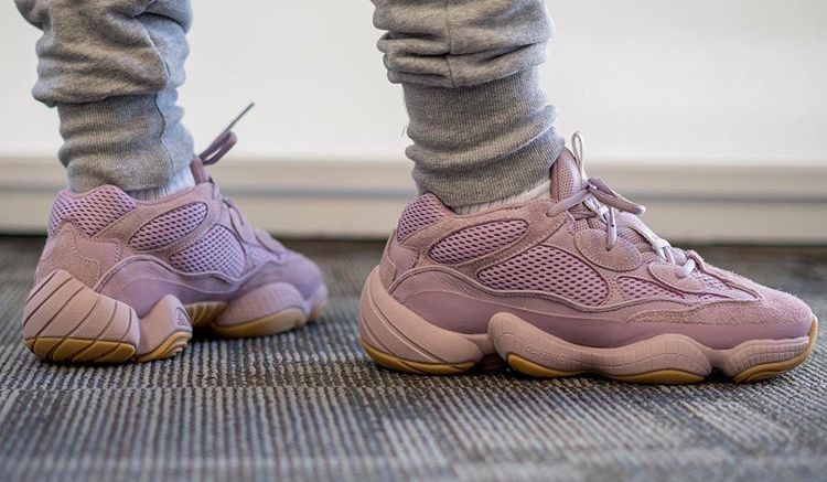 Yeezy,500,adidas, 生胶底 + 脏粉鞋面!紫罗兰 Yeezy 500 上脚图释出! Yeezy,500,adidas, 生胶底 + 脏粉鞋面!紫罗兰 Yeezy 500 上脚图释出!