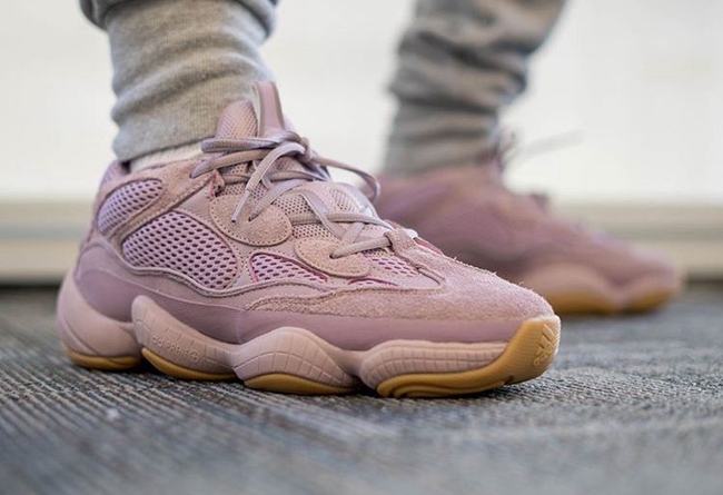 Yeezy,500,adidas, 生胶底 + 脏粉鞋面!紫罗兰 Yeezy 500 上脚图释出! Yeezy,500,adidas, 生胶底 + 脏粉鞋面!紫罗兰 Yeezy 500 上脚图释出!