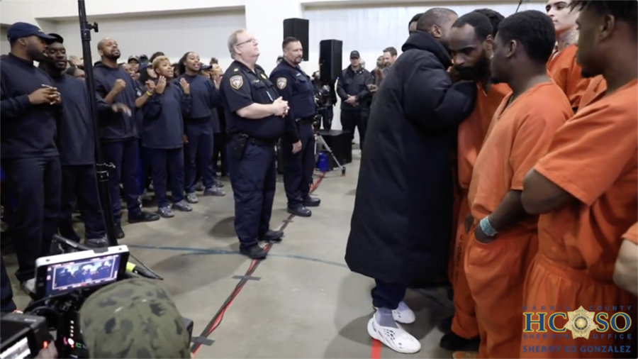 Kanye West,adidas,Yeezy,明星,上脚 侃爷前往监狱慰问表演!再度上脚 Yeezy 新鞋,穿搭更是讲究! Kanye West,adidas,Yeezy,明星,上脚 侃爷前往监狱慰问表演!再度上脚 Yeezy 新鞋,穿搭更是讲究!