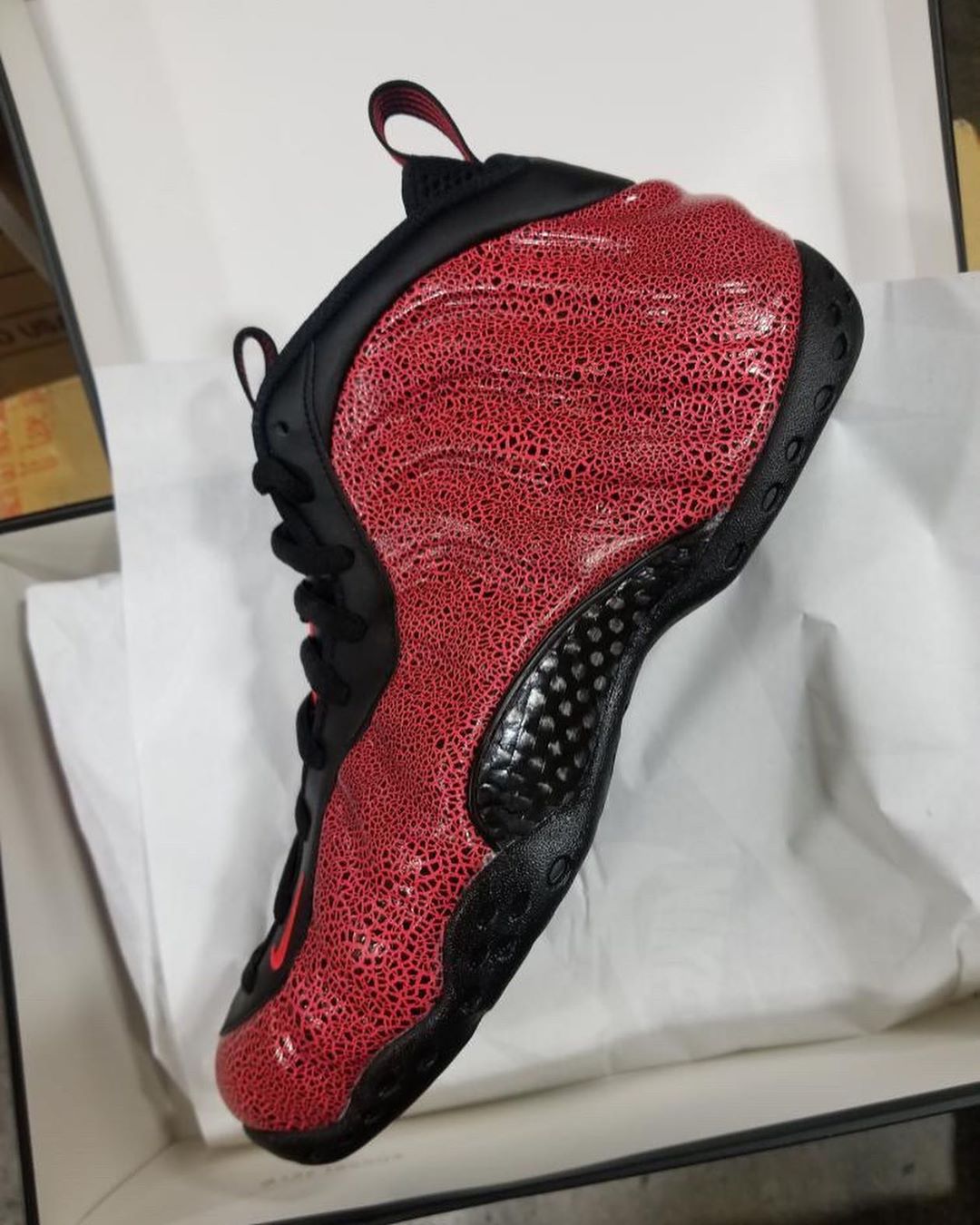 314996-014,Foamposite,Foamposi 314996-014 讨好的黑红色调!「熔岩喷」首度曝光,下月发售! 314996-014,Foamposite,Foamposi 314996-014 讨好的黑红色调!「熔岩喷」首度曝光,下月发售!
