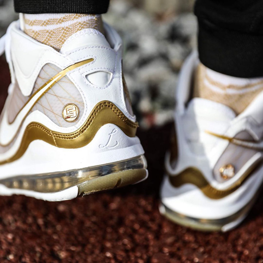 Nike,LeBron 7,QS,CU5646-100 LeBron 7 中秋配色最新上脚美图释出!下周复刻回归! Nike,LeBron 7,QS,CU5646-100 LeBron 7 中秋配色最新上脚美图释出!下周复刻回归!