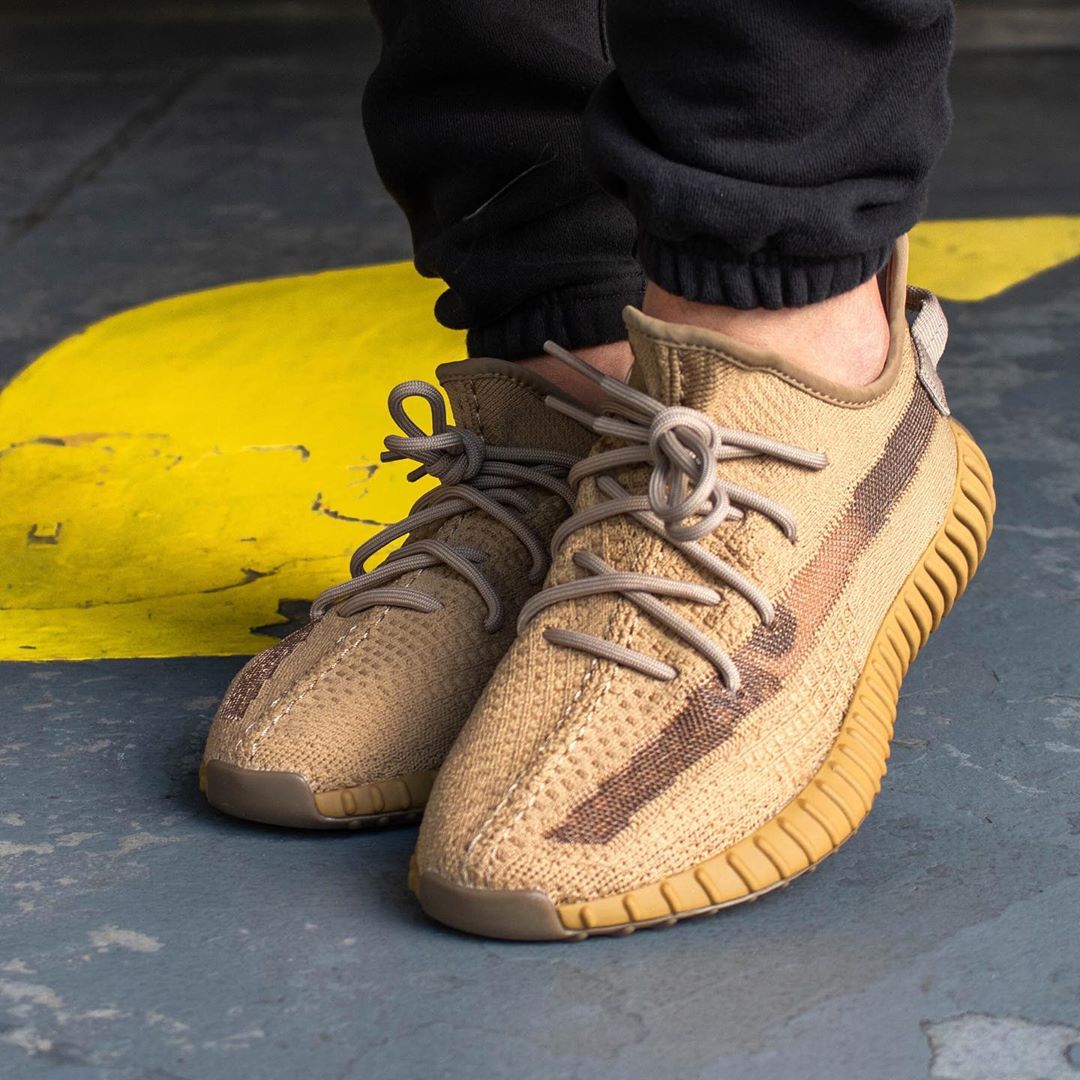 adidas,Yeezy 350 V2,FX9033,发售 黄金侧透 Yeezy 350 V2 上脚首次曝光!光脚穿实在有点丑... adidas,Yeezy 350 V2,FX9033,发售 黄金侧透 Yeezy 350 V2 上脚首次曝光!光脚穿实在有点丑...