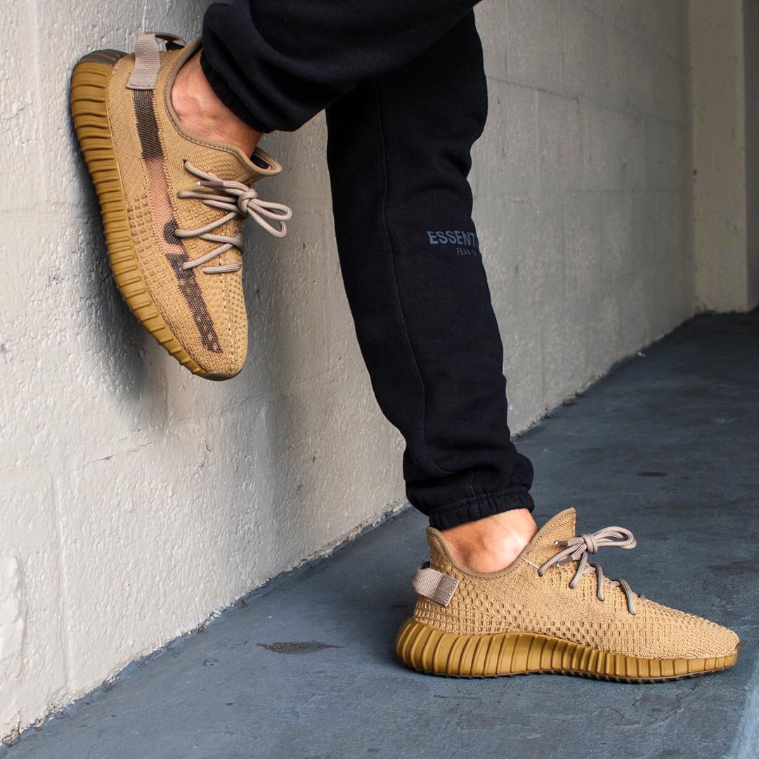 adidas,Yeezy 350 V2,FX9033,发售 黄金侧透 Yeezy 350 V2 上脚首次曝光!光脚穿实在有点丑... adidas,Yeezy 350 V2,FX9033,发售 黄金侧透 Yeezy 350 V2 上脚首次曝光!光脚穿实在有点丑...