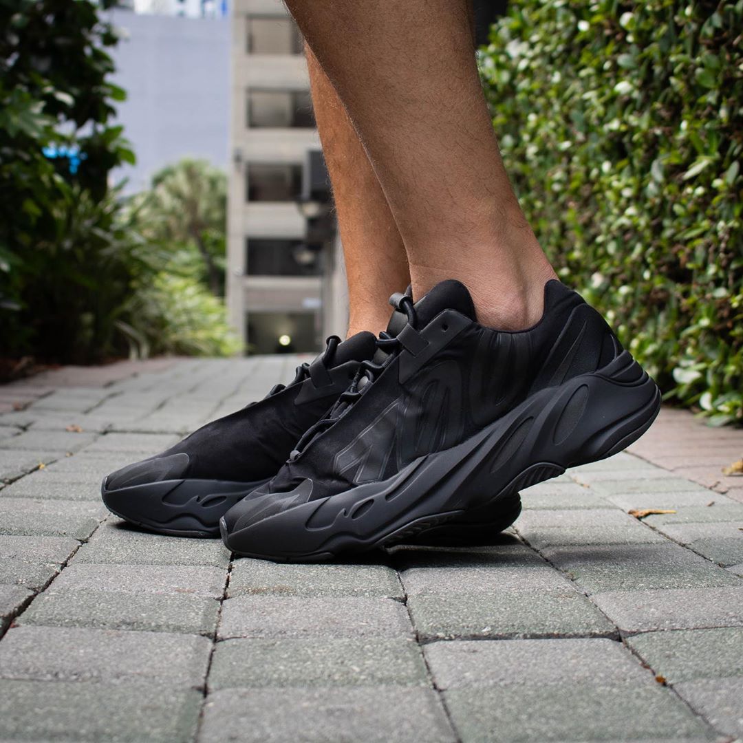 纯黑,今天,的,全,明星,正,赛中,坐在,场边, 市场价¥3000 左右!纯黑 Yeezy 700 MNVN 上脚真的还不错! 纯黑,今天,的,全,明星,正,赛中,坐在,场边, 市场价¥3000 左右!纯黑 Yeezy 700 MNVN 上脚真的还不错!