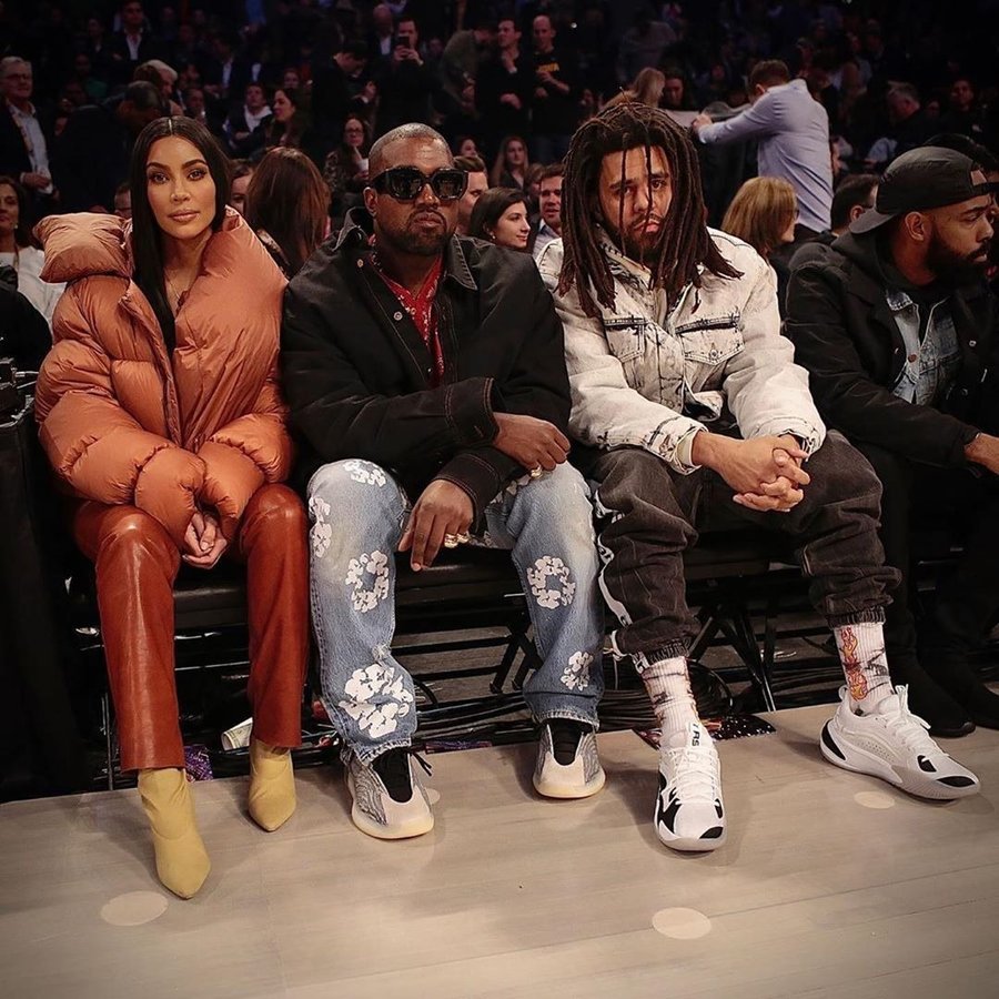 纯黑,今天,的,全,明星,正,赛中,坐在,场边, 市场价¥3000 左右!纯黑 Yeezy 700 MNVN 上脚真的还不错! 纯黑,今天,的,全,明星,正,赛中,坐在,场边, 市场价¥3000 左右!纯黑 Yeezy 700 MNVN 上脚真的还不错!