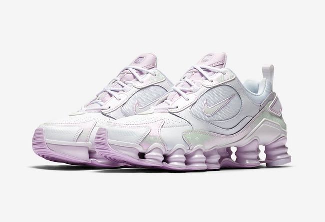 Nike,Shox Tl Nova,Barely Grape 想体验「机械缓震」的极致脚感?这双幻彩 Nike 新品刚刚发售! Nike,Shox Tl Nova,Barely Grape 想体验「机械缓震」的极致脚感?这双幻彩 Nike 新品刚刚发售!
