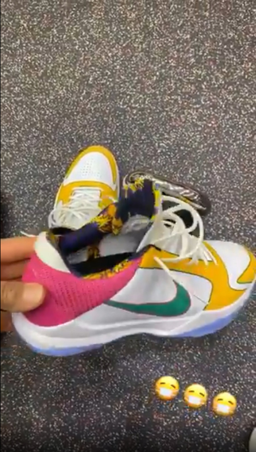 PJ Tucker,塔克,Kobe 5,Nike 举铁也不忘晒鞋!「鞋王」塔克这双 Kobe 5 真是头一次见! PJ Tucker,塔克,Kobe 5,Nike 举铁也不忘晒鞋!「鞋王」塔克这双 Kobe 5 真是头一次见!