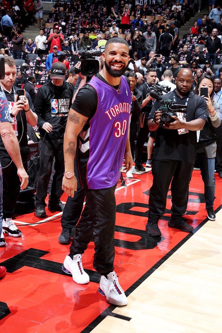 Drake 他是真正的世界级鞋王!他的联名 AJ 都是天价鞋!最近花七个亿上了热搜! Drake 他是真正的世界级鞋王!他的联名 AJ 都是天价鞋!最近花七个亿上了热搜!