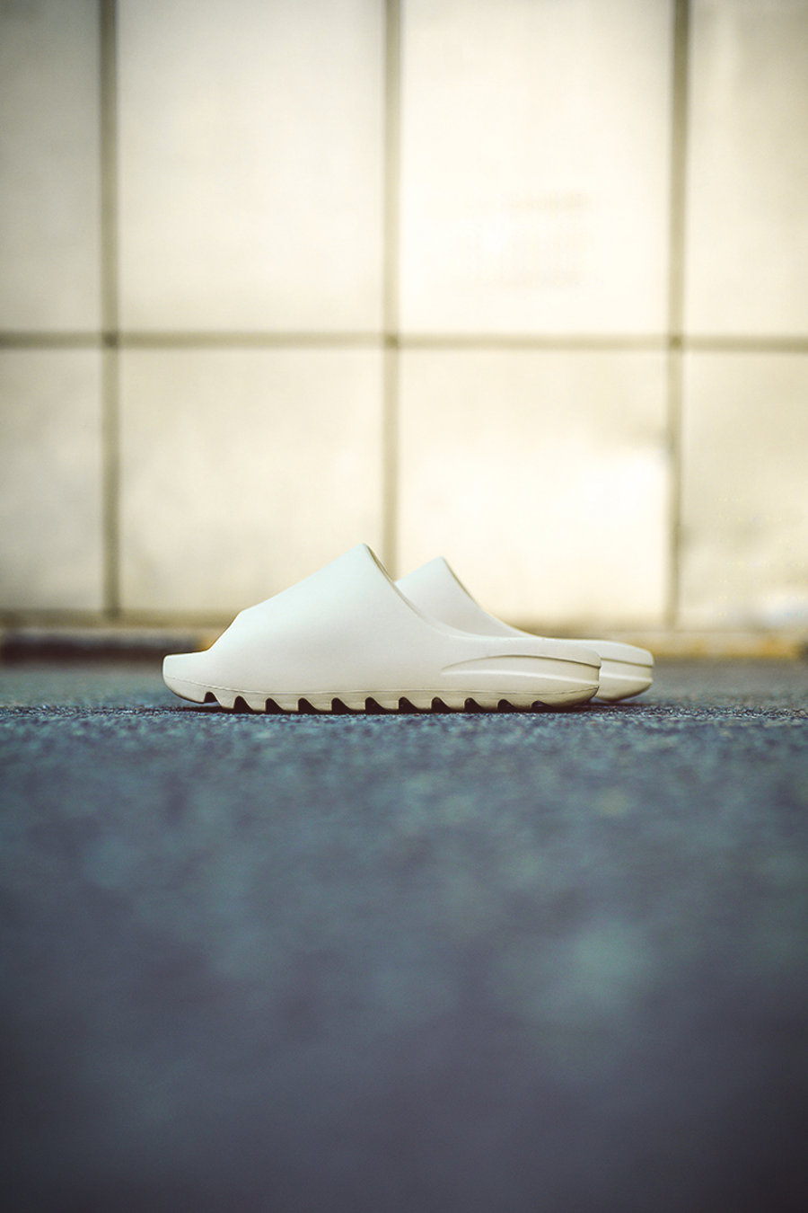 Yeezy Slide Yeezy 拖鞋市价竟能翻倍!值不值得买先看小编上脚! Yeezy Slide Yeezy 拖鞋市价竟能翻倍!值不值得买先看小编上脚!