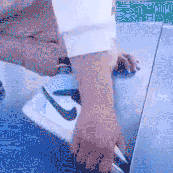AJ1,Air Jordan 1 一个比一个惨!他们俩谁是最近「球鞋圈最惨」的人? AJ1,Air Jordan 1 一个比一个惨!他们俩谁是最近「球鞋圈最惨」的人?