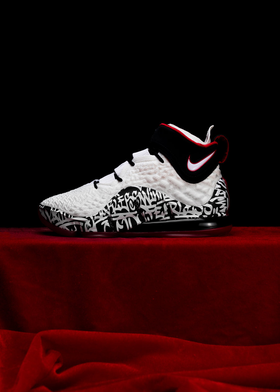 Nike,LeBron 17,发售,上脚 苦等 14 年,这双鞋终于被 Nike “复刻”!只不过… Nike,LeBron 17,发售,上脚 苦等 14 年,这双鞋终于被 Nike “复刻”!只不过…