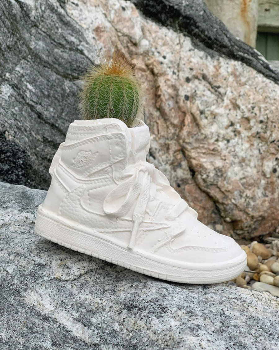 将,Air,Jordan,倒钩,制成,花盆,Bodega,R 造型太逼真!反钩 Air Jordan 1 造型花盆刚刚发售! 将,Air,Jordan,倒钩,制成,花盆,Bodega,R 造型太逼真!反钩 Air Jordan 1 造型花盆刚刚发售!