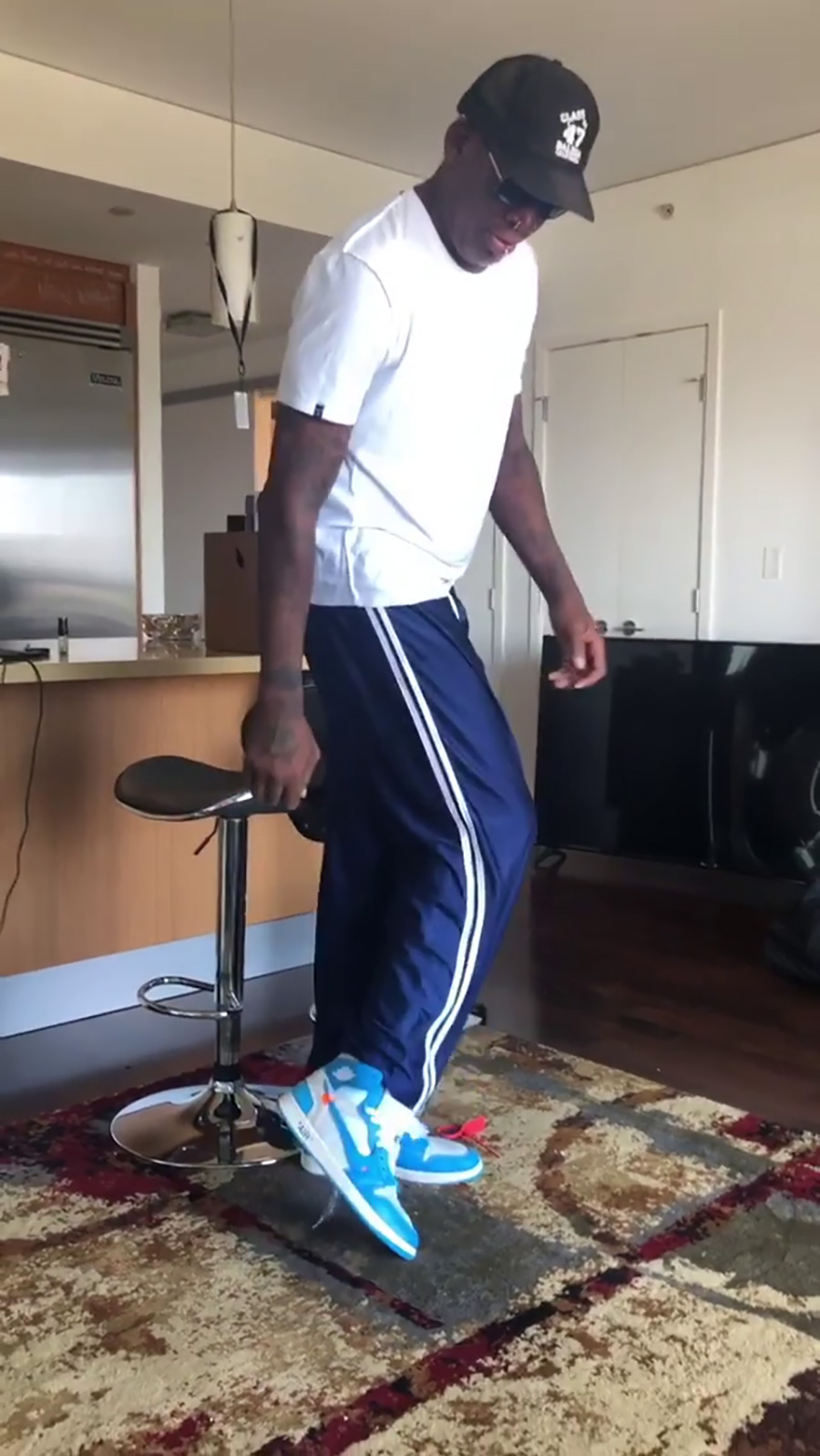 Virgil,OW,OFF-WHITE,AJ1,Air Jo AJ1 收到 Virgil 送来的专属球鞋!把罗德曼高兴坏了! Virgil,OW,OFF-WHITE,AJ1,Air Jo AJ1 收到 Virgil 送来的专属球鞋!把罗德曼高兴坏了!